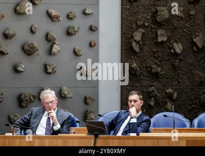 DEN HAAG – Folkert Idsinga, Staatssekretär für Steuern und Zoll, und Eelco Heinen, Finanzminister, während der allgemeinen finanziellen Überlegungen. Das Unterhaus diskutiert unter anderem den Haushaltsplan der Finanzen und den Haushaltsplan der Staatsverschuldung für das Jahr 2025. ANP REMKO DE WAAL niederlande raus - belgien raus Stockfoto