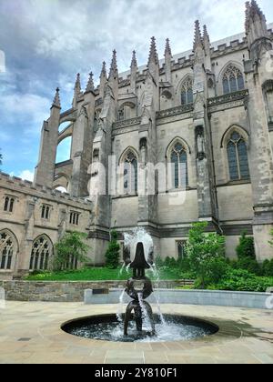 Architektonisches Wunder und üppiges Grün rund um die Washington National Cathedral Stockfoto