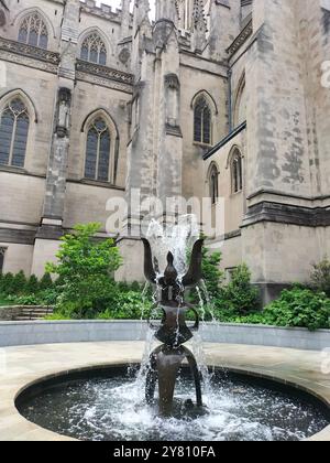 Architektonisches Wunder und üppiges Grün rund um die Washington National Cathedral Stockfoto