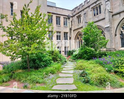 Architektonisches Wunder und üppiges Grün rund um die Washington National Cathedral Stockfoto