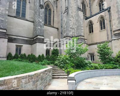 Architektonisches Wunder und üppiges Grün rund um die Washington National Cathedral Stockfoto