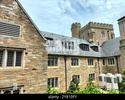 Architektonisches Wunder und üppiges Grün rund um die Washington National Cathedral Stockfoto