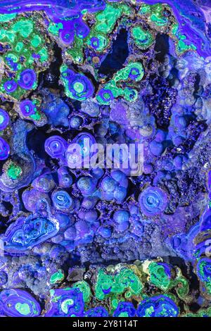 Abstrakter Hintergrund des blau-grünen Steins - Azurit und Malachit. Hellblauer Hintergrund. Stockfoto