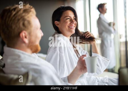 Paare genießen Wellness Wochenende und Spa. Glückliche Menschen, die sich entspannen und eine gute Zeit miteinander verbringen Stockfoto