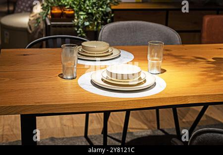 Stilvolles Geschirr auf dem Tisch in modernem Interieur Stockfoto