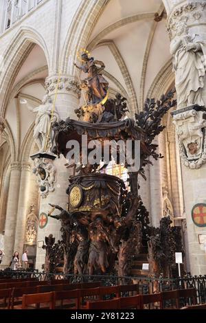 Kanzel in der Brüsseler Kathedrale, 1699 von H. F. Verbrugeen im barocken Stil gemeißelt, die Adam und Eva und die Jungfrau Maria darstellt. Stockfoto