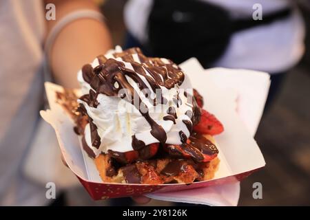 Touristen genießen traditionelle Waffeln in der Nähe des Grand Place in Brüssel, Belgien. Stockfoto