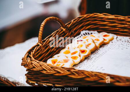 Kleine hausgemachte Aprikosentörtchen in einem Korb in einer handwerklichen Konditorei Stockfoto