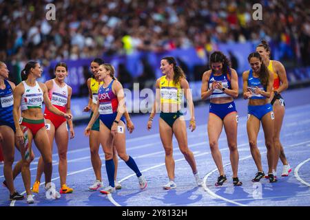 Heptathlon-Mädchen winkten im Stadion, nachdem sie alle Veranstaltungen der Olympischen Spiele 2024 in Paris beendet hatten. Stockfoto