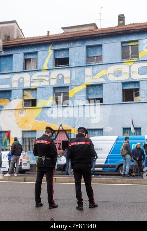 Mailand, Italien. Oktober 2024. Sgombero della Casa Loca di Viale Sarca 183 occupata dopo l'Incendio dello stabilimento di Via Cesalpino - Milano, Italia - Mercoled&#xec;, 2 Ottobre 2024 (Foto Stefano Porta/LaPresse) Räumung der Casa Loca in Viale Sarca 183 besetzt nach dem Brand in der Fabrik in Via Cesalpino - Mailand, Italien - Dienstag, 2. Oktober 2024 (Foto Stefano Porta/Laamy News) Stockfoto