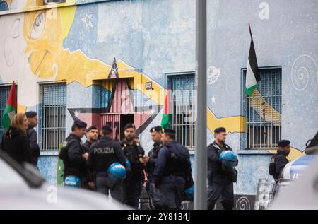 Mailand, Italien. Oktober 2024. Sgombero della Casa Loca di Viale Sarca 183 occupata dopo l'Incendio dello stabilimento di Via Cesalpino - Milano, Italia - Mercoled&#xec;, 2 Ottobre 2024 (Foto Stefano Porta/LaPresse) Räumung der Casa Loca in Viale Sarca 183 besetzt nach dem Brand in der Fabrik in Via Cesalpino - Mailand, Italien - Dienstag, 2. Oktober 2024 (Foto Stefano Porta/Laamy News) Stockfoto