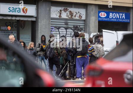 Mailand, Italien. Oktober 2024. Sgombero della Casa Loca di Viale Sarca 183 occupata dopo l'Incendio dello stabilimento di Via Cesalpino - Milano, Italia - Mercoled&#xec;, 2 Ottobre 2024 (Foto Stefano Porta/LaPresse) Räumung der Casa Loca in Viale Sarca 183 besetzt nach dem Brand in der Fabrik in Via Cesalpino - Mailand, Italien - Dienstag, 2. Oktober 2024 (Foto Stefano Porta/Laamy News) Stockfoto