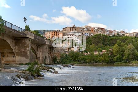 Die Stadt Cáseda ist mittelalterlichen Ursprungs und lag strategisch günstig auf einem Hügel neben dem Fluss Aragón an der Grenze zum Königreich Aragon. Stockfoto