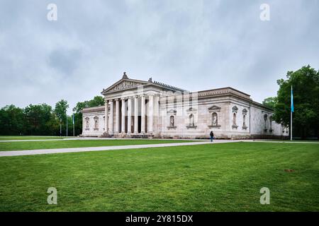 München, Deutschland - 18. April 2024: Die Glyptothek, ein Museum mit Sammlung griechischer und römischer Skulpturen. Sie befindet sich am Königsplatz Stockfoto