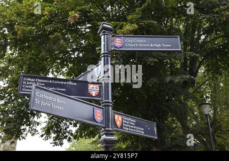 Ein Stadtinformationsschild neben der Kathedrale in Hereford, England Stockfoto