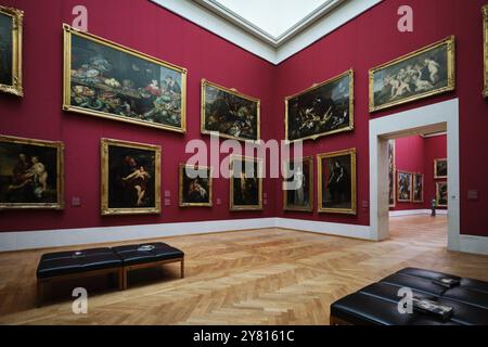 München - 18. April 2024: Alte Pinakothek in München. Ausstellungshalle mit wunderschönen Gemälden weltberühmter Künstler Stockfoto