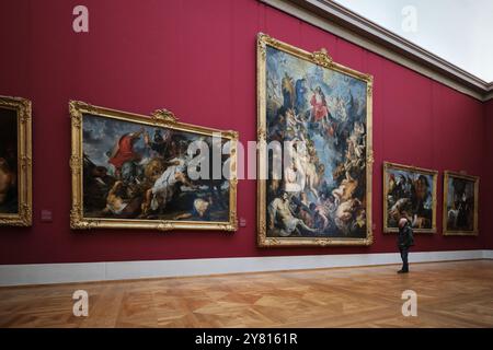 München - 18. April 2024: Alte Pinakothek in München. Ausstellungshalle mit wunderschönen Gemälden weltberühmter Künstler Stockfoto