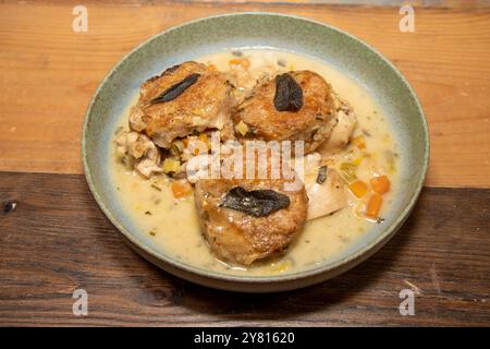 Ein köstlicher Hühnchen-Kobolder mit Knödeln in einer Holzküche Arbeitsfläche Stockfoto