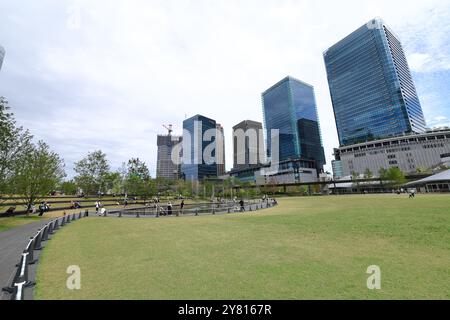 Umeda, Osaka. September 2024. Grass Square am Grand Green Osaka ist am 24. September 2024 in Umeda, Osaka, zu sehen. Das ursprüngliche Gebiet von Grand Green Osaka, die zweite Phase eines Sanierungsprojekts im Gebiet von Umekita zur Umgestaltung der ehemaligen Bahnhöfe nördlich des Bahnhofs Osaka, wurde am 6. September 2024 offiziell eröffnet. Dies ist ein neuer Geschäfts- und Einkaufskomplex, der auch über 11,5 Hektar Grünfläche umfasst. Quelle: Naoki Nishimura/AFLO/Alamy Live News Stockfoto