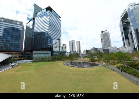 Umeda, Osaka. September 2024. Grass Square am Grand Green Osaka ist am 24. September 2024 in Umeda, Osaka, zu sehen. Das ursprüngliche Gebiet von Grand Green Osaka, die zweite Phase eines Sanierungsprojekts im Gebiet von Umekita zur Umgestaltung der ehemaligen Bahnhöfe nördlich des Bahnhofs Osaka, wurde am 6. September 2024 offiziell eröffnet. Dies ist ein neuer Geschäfts- und Einkaufskomplex, der auch über 11,5 Hektar Grünfläche umfasst. Quelle: Naoki Nishimura/AFLO/Alamy Live News Stockfoto