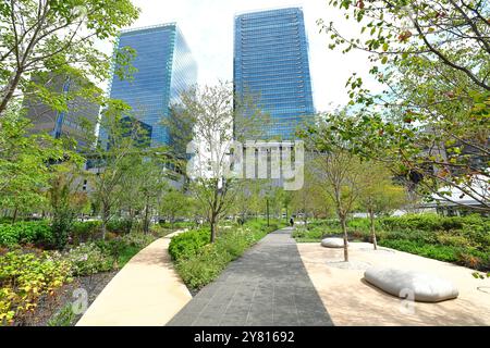 Umeda, Osaka. September 2024. Der farbenfrohe Garten im Grand Green Osaka ist am 24. September 2024 in Umeda, Osaka, zu sehen. Das ursprüngliche Gebiet von Grand Green Osaka, die zweite Phase eines Sanierungsprojekts im Gebiet von Umekita zur Umgestaltung der ehemaligen Bahnhöfe nördlich des Bahnhofs Osaka, wurde am 6. September 2024 offiziell eröffnet. Dies ist ein neuer Geschäfts- und Einkaufskomplex, der auch über 11,5 Hektar Grünfläche umfasst. Quelle: Naoki Nishimura/AFLO/Alamy Live News Stockfoto