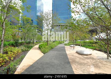 Umeda, Osaka. September 2024. Der farbenfrohe Garten im Grand Green Osaka ist am 24. September 2024 in Umeda, Osaka, zu sehen. Das ursprüngliche Gebiet von Grand Green Osaka, die zweite Phase eines Sanierungsprojekts im Gebiet von Umekita zur Umgestaltung der ehemaligen Bahnhöfe nördlich des Bahnhofs Osaka, wurde am 6. September 2024 offiziell eröffnet. Dies ist ein neuer Geschäfts- und Einkaufskomplex, der auch über 11,5 Hektar Grünfläche umfasst. Quelle: Naoki Nishimura/AFLO/Alamy Live News Stockfoto