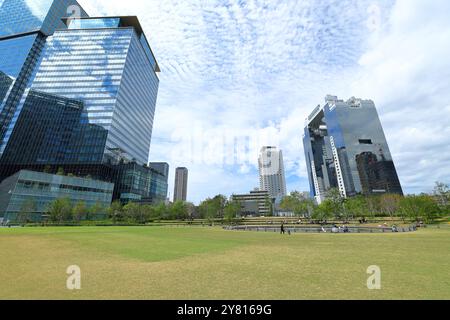 Umeda, Osaka. September 2024. Grass Square am Grand Green Osaka ist am 24. September 2024 in Umeda, Osaka, zu sehen. Das ursprüngliche Gebiet von Grand Green Osaka, die zweite Phase eines Sanierungsprojekts im Gebiet von Umekita zur Umgestaltung der ehemaligen Bahnhöfe nördlich des Bahnhofs Osaka, wurde am 6. September 2024 offiziell eröffnet. Dies ist ein neuer Geschäfts- und Einkaufskomplex, der auch über 11,5 Hektar Grünfläche umfasst. Quelle: Naoki Nishimura/AFLO/Alamy Live News Stockfoto