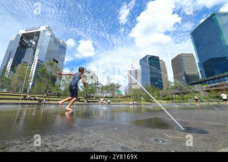 Umeda, Osaka. September 2024. Grass Square am Grand Green Osaka ist am 24. September 2024 in Umeda, Osaka, zu sehen. Das ursprüngliche Gebiet von Grand Green Osaka, die zweite Phase eines Sanierungsprojekts im Gebiet von Umekita zur Umgestaltung der ehemaligen Bahnhöfe nördlich des Bahnhofs Osaka, wurde am 6. September 2024 offiziell eröffnet. Dies ist ein neuer Geschäfts- und Einkaufskomplex, der auch über 11,5 Hektar Grünfläche umfasst. Quelle: Naoki Nishimura/AFLO/Alamy Live News Stockfoto