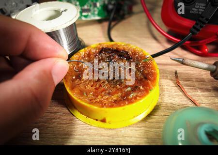 Nahaufnahme von Lötpaste oder Flussmittel Verwendung durch Elektriker zum Löten von Blei , Reparaturkonzept für elektrische Geräte Stockfoto