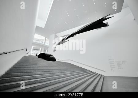 München, Deutschland - 17. April 2024: Inneneinrichtung der Pinakothek der Moderne mit modernem weißem Design, dem Museum für moderne Kunst Bayerns Stockfoto