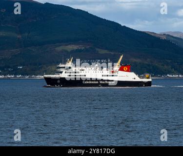 Glen Sannox CalMac Ferry auf Trials auf dem Fluss Clyde, dem Firth of Clyde, mit den Argyllshire Hills im Hintergrund Stockfoto