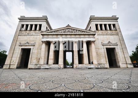 München - 17. April 2024: Fassade der Propyläen, Propyläen oder Propyläen am Königsplatz Stockfoto