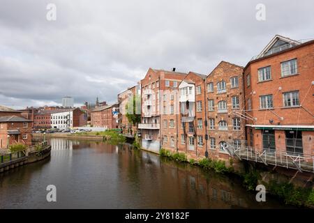 Leeds England: 3. Juni 2024: Leeds Liverpool Canal ruft Landung auf Stockfoto