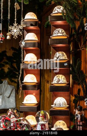 Weihnachtsmarkt am Chinesischen Turm in München, Bayern, Deutschland in Europa Stockfoto