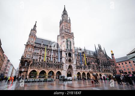 München - 18. April 2024: Neues Rathaus München am Marienplatz Stockfoto