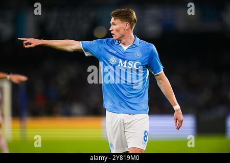 Scott McTominay vom SSC Napoli gibt beim Coppa Italia Frecciarossa Spiel zwischen SSC Napoli und Palermo FC im Stadio Diego Armando Maradona Gesten aus Stockfoto