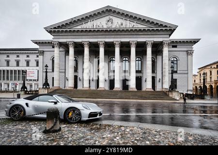 München – 17. April 2024: Münchner Nationaltheater oder Nationaltheater auf dem Max-Joseph-Platz. Heimat der Bayerischen Staatsoper mit einem porsche 911 Stockfoto