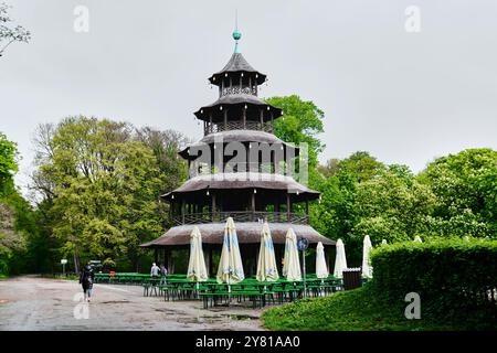 München - 17. April 2024: Chinesische Pagode im englischen Garten Biergarten Stockfoto
