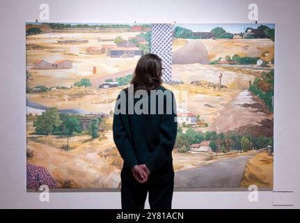 Barbican Art Gallery, London, Großbritannien. Oktober 2024. The imaginary Institution of India: Art 1975 - 1998 (vom 5. Oktober 2024-5 Januar 2025) ist die weltweit erste Ausstellung, die diese Periode bedeutender kultureller und politischer Veränderungen in Indien erforscht und dokumentiert. Mit fast 150 Kunstwerken aus Malerei, Skulptur, Fotografie, Installation und Film. Bild: Sudhir Patwardhan, Memory: Double Page, 1989, Diptychon, The Alkazi Collection of Art, Neu-Delhi, Indien. Quelle: Malcolm Park/Alamy Live News Stockfoto