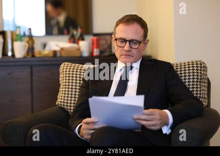 Birmingham, Großbritannien. Oktober 2024. Image © lizenziert für Parsons Media. 02/10/2024. Birmingham, Großbritannien. Tom Tugendhat Abgeordneter nimmt an der Konservativen Parteikonferenz 2024 Teil. ICC. Tom Tugendhat, Abgeordneter der Konservativen Partei, hält seine Rede auf der Hauptbühne, während er am vierten Tag der Konservativen Partei-Konferenz 2024 im International Convention Centre in Birmingham teilnimmt. Foto von Ryan Jenkinson/Parsons Media Credit: andrew parsons/Alamy Live News Stockfoto