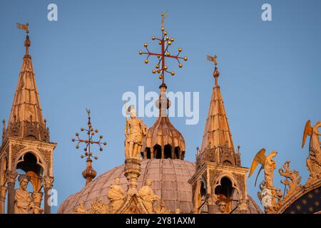 Architektonische Details der Markusbasilika am Markusplatz in Venedig. Nahaufnahme der Kuppel Markusdom, Basilica de San Marco, bei Sonnenuntergang. Stockfoto