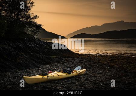 Kajak auf einem Strand an einem schottischen Loch, Morven, Schottland Stockfoto