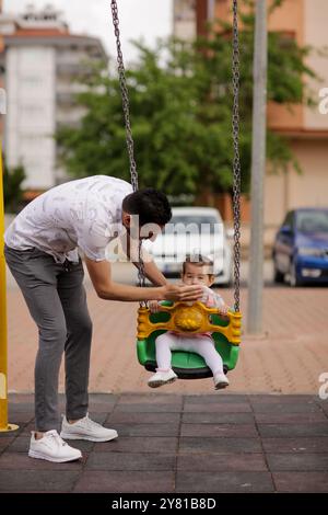 Gaziantep, Türkei. Mai 2022. Der syrische Großvater Kamal Khatib spielt mit seinem Enkel auf einem Spielplatz in Gaziantep. Kamal und sein Sohn Bashir wurden getrennt, als Kamal vor dem Krieg floh, um in Jordanien Zuflucht zu suchen. Erst zehn Jahre später, als Kamal in die Türkei reisen konnte, um seine sehr aggressive Krebsform behandeln zu lassen, kam er mit seinem Sohn wieder zusammen, der jetzt mit seiner Frau und zwei kleinen Kindern in der Türkei lebt. Das Ereignis verdeutlicht die Tragödie des Krieges in Syrien, in dem die Syrer in einem nie endenden Konflikt gefangen sind, der ihnen große Verluste, Vertreibungen und immenses Leid verursacht Stockfoto