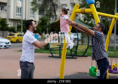 Gaziantep, Türkei. Mai 2022. Der syrische Großvater Kamal Khatib spielt mit seinem Enkel auf einem Spielplatz in Gaziantep. Kamal und sein Sohn Bashir wurden getrennt, als Kamal vor dem Krieg floh, um in Jordanien Zuflucht zu suchen. Erst zehn Jahre später, als Kamal in die Türkei reisen konnte, um seine sehr aggressive Krebsform behandeln zu lassen, kam er mit seinem Sohn wieder zusammen, der jetzt mit seiner Frau und zwei kleinen Kindern in der Türkei lebt. Das Ereignis verdeutlicht die Tragödie des Krieges in Syrien, in dem die Syrer in einem nie endenden Konflikt gefangen sind, der ihnen große Verluste, Vertreibungen und immenses Leid verursacht Stockfoto