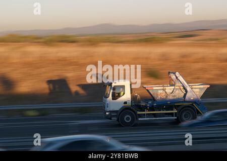 Lkw in Bewegung mit verschwommenem Hintergrund am Morgen Stockfoto