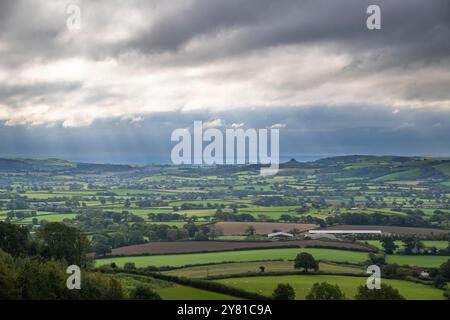 Pilsdon, Dorset, Großbritannien. Oktober 2024. Wetter in Großbritannien. Allgemeiner Blick über das Marshwood Vale mit Blick nach Süden in Richtung Bridport und Colmers Hill in Dorset, während Sonnenstrahlen versuchen, an einem bewölkten Tag durch die Wolken zu brechen. Bildnachweis: Graham Hunt/Alamy Live News Stockfoto