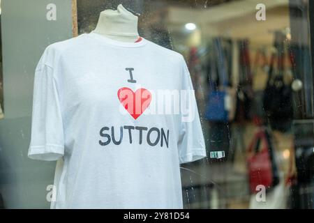 SUTTON, LONDON, 10. SEPTEMBER 2024: Ich liebe das Sutton-T-Shirt, das in einem Kleiderladen an der Sutton High Street verkauft wird Stockfoto