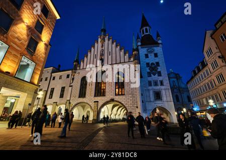 München, Deutschland - 18. April 2024: Blick auf den Marienplatz und das historische Rathaus Stockfoto