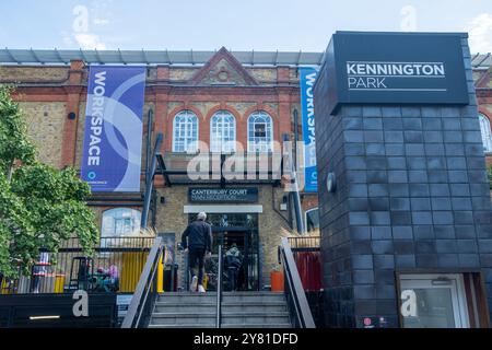 LONDON, 13. SEPTEMBER 2024: Kennington Park Business Centre an der Brixton Road im Südwesten Londons Stockfoto