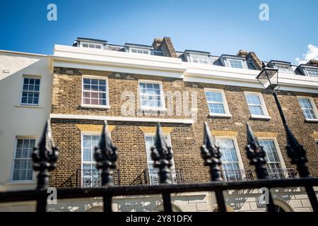 LONDON – SEPTEMBER 2024: Eine attraktive Reihe von großen Ziegelterrassenhäusern in Brixton im Südwesten Londons Stockfoto